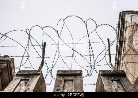 Auf der Oberseite einer Wand platzierter Konzertseil. Grauer wolkig Himmel Stockfoto