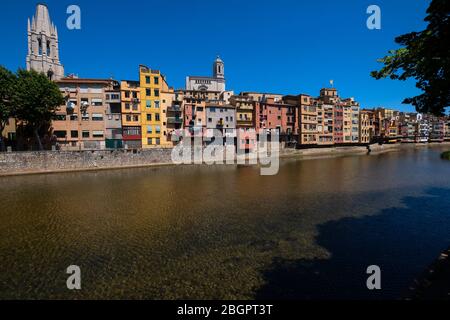 Bunte Häuser am Ufer des Flusses Onyar in Girona, Spanien, Europa Stockfoto