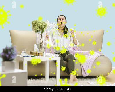 Kaukasische Frau niesen, Illustration der Virus-Ausbreitung, stoppen Epidemie. Krank und Fieber, Kopfschmerzen. Menschliche Emotionen, Vertrieb, Gesundheitswesen und Medizin Konzept. Epidemie stoppen. Selbstisoliert, fühlt sich krank. Stockfoto