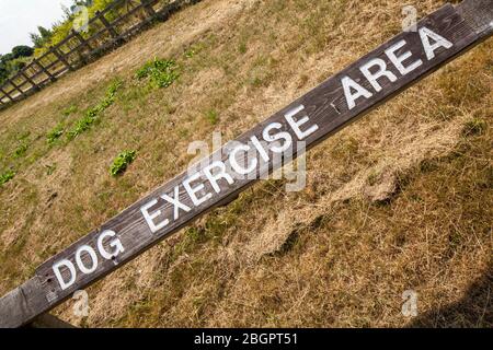 Schild mit Hinweis auf kleines Feld von einem Zaun, wo die Mitglieder der Öffentlichkeit ihre Hunde trainieren können, England begrenzt Stockfoto