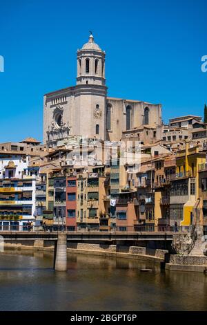 Kathedrale von Santa Maria de Girona, die Pont de Sant Agusti über dem Fluss Onyar und bunte Gehäuse in Girona, Katalonien, Spanien, Europa Stockfoto