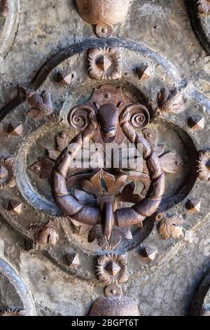 Kunstvolle Metalltür Klopfer auf der Kathedrale von Girona, Katalonien, Spanien, Europa Stockfoto