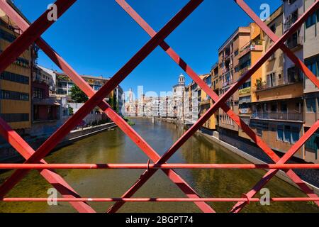 Skyline durch die eiserne Struktur des Eiffelturms gestaltet Pont de les Peixateries Velles in Girona, Spanien, Europa Stockfoto