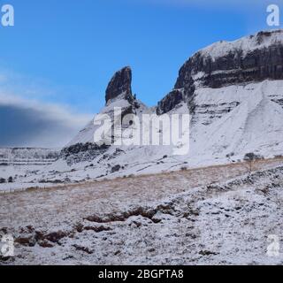 Irland, County Leitrim, Eagles Rock im Winter mit Schneefall und Truskmore Mountain auf der rechten Seite. Stockfoto