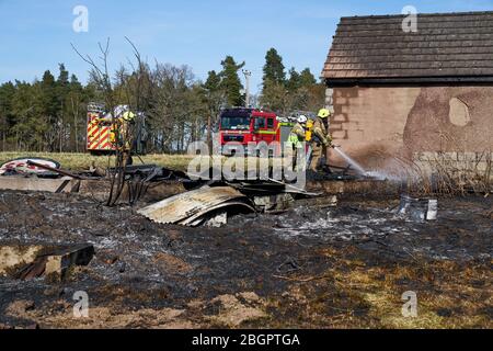 Dunphail Garage, Dunphail, Forres, Moray, Großbritannien. April 2020. GROSSBRITANNIEN, IV36 2QQ. Dies ist die Szene des Feuers, an der 4 Einheiten von SFRS teilnahmen. Das Holzgebäude wurde völlig zerstört. Quelle: JASPERIMAGE/Alamy Live News Stockfoto