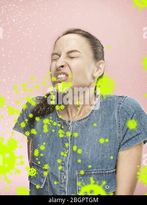 Kaukasische Frau niesen, Illustration der Virus-Ausbreitung, stoppen Epidemie. Krank und Fieber, Kopfschmerzen. Menschliche Emotionen, Vertrieb, Gesundheitswesen und Medizin Konzept. Epidemie stoppen. Selbstisoliert, fühlt sich krank. Stockfoto