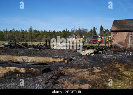 Dunphail Garage, Dunphail, Forres, Moray, Großbritannien. April 2020. GROSSBRITANNIEN, IV36 2QQ. Dies ist die Szene des Feuers, an der 4 Einheiten von SFRS teilnahmen. Das Holzgebäude wurde völlig zerstört. Quelle: JASPERIMAGE/Alamy Live News Stockfoto