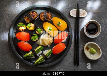 Auswahl an veganem Sushi mit Tomaten, Aubergine, Spargel und Pfeffer Stockfoto