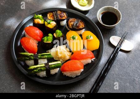 Auswahl an veganem Sushi mit Tomaten, Aubergine, Spargel und Pfeffer Stockfoto