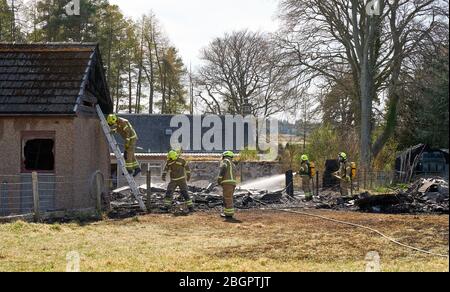 Dunphail Garage, Dunphail, Forres, Moray, Großbritannien. April 2020. GROSSBRITANNIEN, IV36 2QQ. Dies ist die Szene des Feuers, an der 4 Einheiten von SFRS teilnahmen. Das Holzgebäude wurde völlig zerstört. Quelle: JASPERIMAGE/Alamy Live News Stockfoto