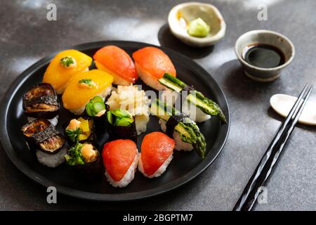 Auswahl an veganem Sushi mit Tomaten, Aubergine, Spargel und Pfeffer Stockfoto