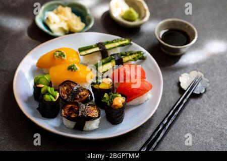 Auswahl an veganem Sushi mit Tomaten, Aubergine, Spargel und Pfeffer Stockfoto