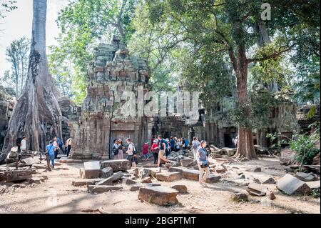 Touristen wandern zwischen den alten Tempeln von Angkor Wat, Kambodscha. Stockfoto