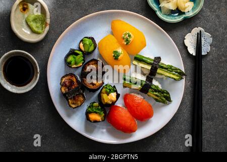 Auswahl an veganem Sushi mit Tomaten, Aubergine, Spargel und Pfeffer Stockfoto