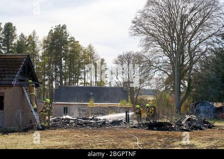 Dunphail Garage, Dunphail, Forres, Moray, Großbritannien. April 2020. GROSSBRITANNIEN, IV36 2QQ. Dies ist die Szene des Feuers, an der 4 Einheiten von SFRS teilnahmen. Das Holzgebäude wurde völlig zerstört. Quelle: JASPERIMAGE/Alamy Live News Stockfoto