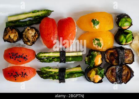 Auswahl an veganem Sushi mit Tomaten, Aubergine, Spargel und Pfeffer Stockfoto