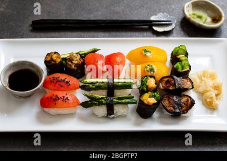 Auswahl an veganem Sushi mit Tomaten, Aubergine, Spargel und Pfeffer Stockfoto