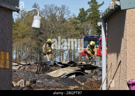 Dunphail Garage, Dunphail, Forres, Moray, Großbritannien. April 2020. GROSSBRITANNIEN, IV36 2QQ. Dies ist die Szene des Feuers, an der 4 Einheiten von SFRS teilnahmen. Das Holzgebäude wurde völlig zerstört. Quelle: JASPERIMAGE/Alamy Live News Stockfoto