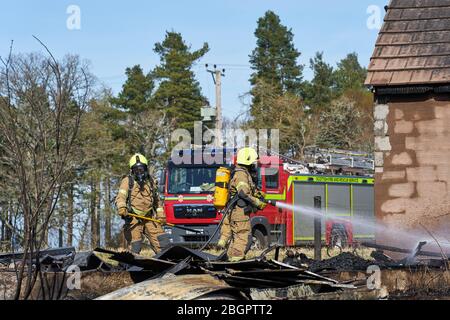 Dunphail Garage, Dunphail, Forres, Moray, Großbritannien. April 2020. GROSSBRITANNIEN, IV36 2QQ. Dies ist die Szene des Feuers, an der 4 Einheiten von SFRS teilnahmen. Das Holzgebäude wurde völlig zerstört. Quelle: JASPERIMAGE/Alamy Live News Stockfoto