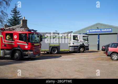 Dunphail Garage, Dunphail, Forres, Moray, Großbritannien. April 2020. GROSSBRITANNIEN, IV36 2QQ. Dies ist die Szene des Feuers, an der 4 Einheiten von SFRS teilnahmen. Das Holzgebäude wurde völlig zerstört. Quelle: JASPERIMAGE/Alamy Live News Stockfoto