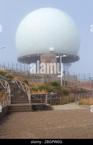 MADEIRA, PORTUGAL - 1. AUGUST 2018: Die Kuppel des Radars auf dem Gipfel von Pico bis Arieiro im Nebel Stockfoto