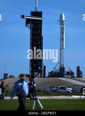 22. April 2020 - Kennedy Space Center, Florida, USA - EINE SpaceX Falcon 9 Rakete mit der siebten Charge von 60 Starlink Satelliten, die globalen Internet-Service zur Verfügung stellen wird, steht bereit für den Start am 22. April 2020 auf Pad 39A im Kennedy Space Center in Florida. (Paul Hennessy/Alamy) Quelle: Paul Hennessy/Alamy Live News Stockfoto