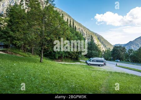 Ljubelj, Slowenien - 09. August 2019: Gedenkpark Mauthausen im St. Ana Tal. Parkplatz in der Nähe von Denkmal und Überreste des Lagers Loibl in Slowenien Stockfoto