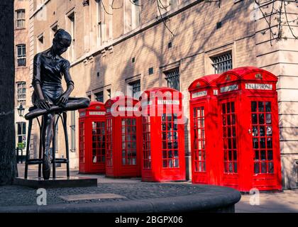 LONDON - EINE Reihe von roten Telefonzellen in Covent Garden Gegend von Londons West End Stockfoto