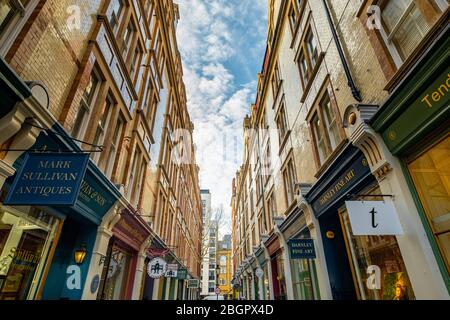 LONDON - FEBRUAR 2020: Cecil Court im Londoner West End, einer wunderschönen viktorianischen Straße mit Antiquitätenläden und Buchläden in Covent Garden Stockfoto