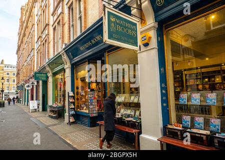 LONDON - FEBRUAR 2020: Cecil Court im Londoner West End, einer wunderschönen viktorianischen Straße mit Antiquitätenläden und Buchläden in Covent Garden Stockfoto