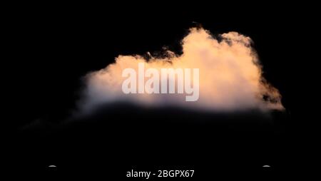 Luftaufnahme der bunten Wolkenlandschaft bei Sonnenuntergang oder Sonnenaufgang Stockfoto