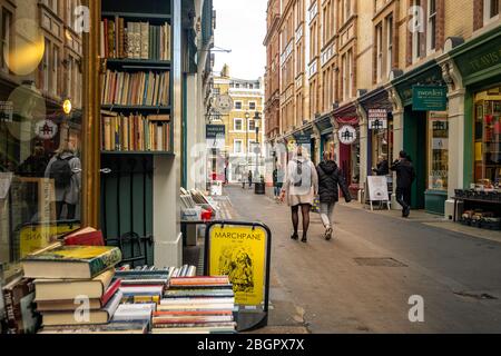 LONDON - FEBRUAR 2020: Cecil Court im Londoner West End, einer wunderschönen viktorianischen Straße mit Antiquitätenläden und Buchläden in Covent Garden Stockfoto