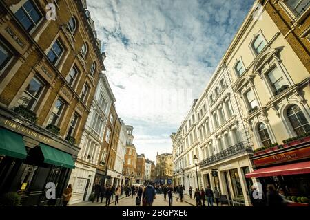 LONDON - FEBRUAR 2020: Cecil Court im Londoner West End, einer wunderschönen viktorianischen Straße mit Antiquitätenläden und Buchläden in Covent Garden Stockfoto