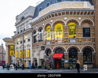 LONDON - Außenansicht des Lyceum Theatre, Heimat des äußerst beliebten und erfolgreichen Lion King Musicals im Londoner West End Viertel Stockfoto