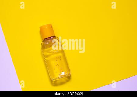 Antiseptisch auf gelbem Hintergrund, mit rosa Granulat Stockfoto