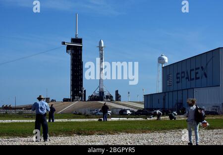 Eine SpaceX Falcon 9 Rakete mit der siebten Charge von 60 Starlink Satelliten, die globalen Internet-Service zur Verfügung stellen wird, steht bereit für den Start auf Kennedy Space Center Pad 39A. Stockfoto