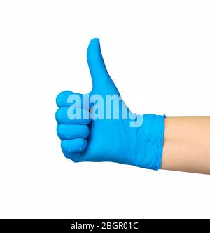 Weibliche Hand in blauer Chirurgie Gummihandschuhe mit erhobenem Daumen isoliert auf einem weißen Hintergrund. Beschneidungspfad enthalten. Stockfoto