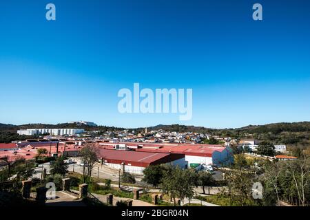 Panoramablick auf die Stadt Jabugo im Sommer Stockfoto