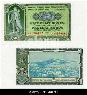 50 Tschechoslowakische Krone Banknote (1953) ausgestellt in der Tschechoslowakischen Republik anlässlich der Währungsreform von 1953. Das von dem tschechischen Bildhauer Karel Pokorný (1946-1950) entworfene Verbrüderungsdenkmal (Sbratření) ist in der Banknote abgebildet, die von der Sowjetunion entworfen und gedruckt wurde, um die Währungsreform geheim zu halten. Die umstrittene homoerotische Statue zeigt, wie der tschechoslowakische Partisanen im Mai 1945 den Soldaten der Roten Armee leidenschaftlich küsst. Im Recto ist Banská Bystrica in der Slowakei dargestellt. Stockfoto