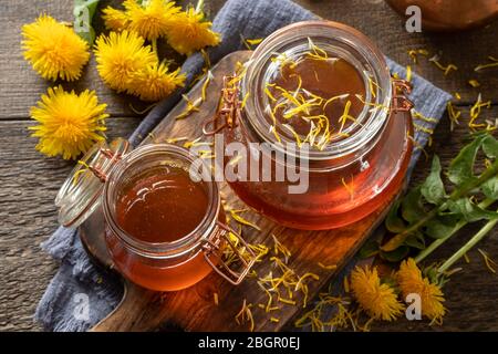 Löwenzahnhonig - ein Sirup aus Zucker und frischen Taraxacum-Blüten Stockfoto