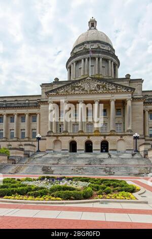 Das Kentucky State Capitol Building; 1910, Kalkstein, Granit, Kuppel, Säulen, geschnitzte Giebel, Blumenbeet, breite Stufen, Gras, groß, National Reg Stockfoto