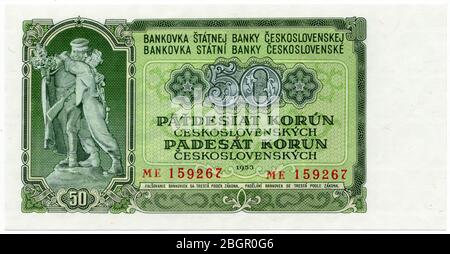 50 Tschechoslowakische Krone Banknote (1953) ausgestellt in der Tschechoslowakischen Republik anlässlich der Währungsreform von 1953. Das von dem tschechischen Bildhauer Karel Pokorný (1946-1950) entworfene Verbrüderungsdenkmal (Sbratření) ist in der Banknote abgebildet, die von der Sowjetunion entworfen und gedruckt wurde, um die Währungsreform geheim zu halten. Die umstrittene homoerotische Statue zeigt, wie der tschechoslowakische Partisanen im Mai 1945 den Soldaten der Roten Armee leidenschaftlich küsst. Stockfoto