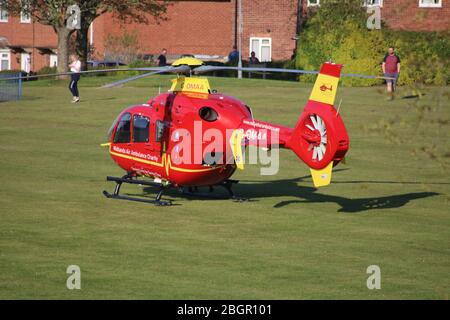 Midlands Air Ambulance, Heros, Droitwich, Worcestershire, England, United Kingdom, 22/04/2020, Air Ambulance fliegt in das Spielfeld bei Droitwich und landet zwischen den Torpfosten. Grund unbekannt. Stockfoto