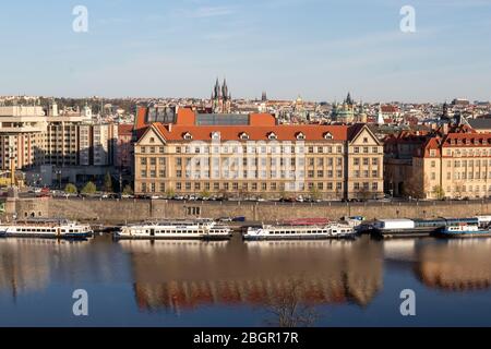 PRAG, TSCHECHISCHE REPUBLIK - 16. APRIL 2020: Juristische Fakultät in der Nähe der Moldau Stockfoto