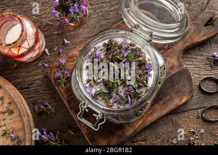 Vorbereitung von Kräutersirup gegen Husten aus blühenden Boden-Efeu-Pflanze Stockfoto