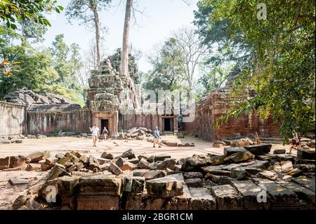 Touristen wandern zwischen den alten Tempeln von Angkor Wat, Kambodscha. Stockfoto