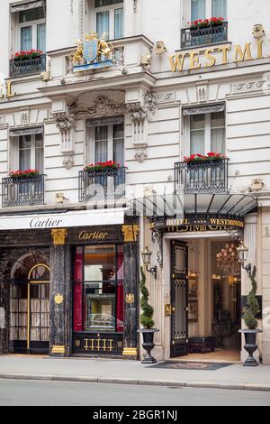 Vordereingang zum Westminster Hotel neben Cartier Boutique in der Nähe von Place Vendome, Paris, Frankreich Stockfoto