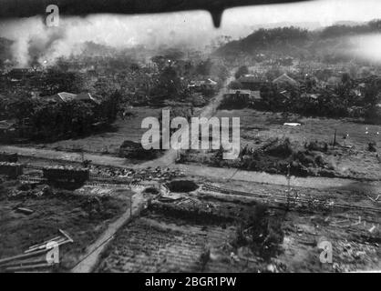 Bomben fallen # 2. Armee Luftwaffe fliegt Bombenangriffe über die hügelige Stadt San Fernando, die Philippinen, c. 1945. Dieser Blick nach hinten folgt dem vorherigen Foto, das die Landschaft etwa 100 Meter weiter vom Dorf zeigt. Diese Luftaufnahme zeigt zahlreiche Bombenkrater, darunter einen perfekten direkten Treffer auf den Eisenbahnschienen der Stadt. Mehr Staub und Rauch steigen vom Boden auf, wo Bomben getroffen haben. Um meine anderen WW II-bezogenen Bilder zu sehen, Suche: Prestor Vintage WW II Stockfoto