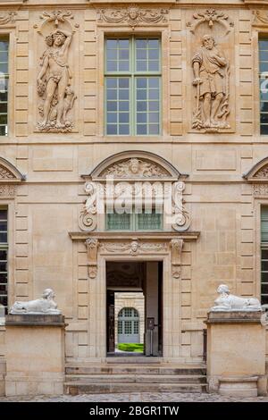 Vordereingang zum Hotel de Sully - ein Herrenhaus (B. 1630) im Marais, heute Ministerium für nationale Denkmäler, Paris, Frankreich Stockfoto