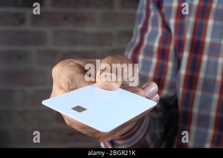 Nahaufnahme der Hand des Geschäftsmannes, der Kreditkarte hält Stockfoto